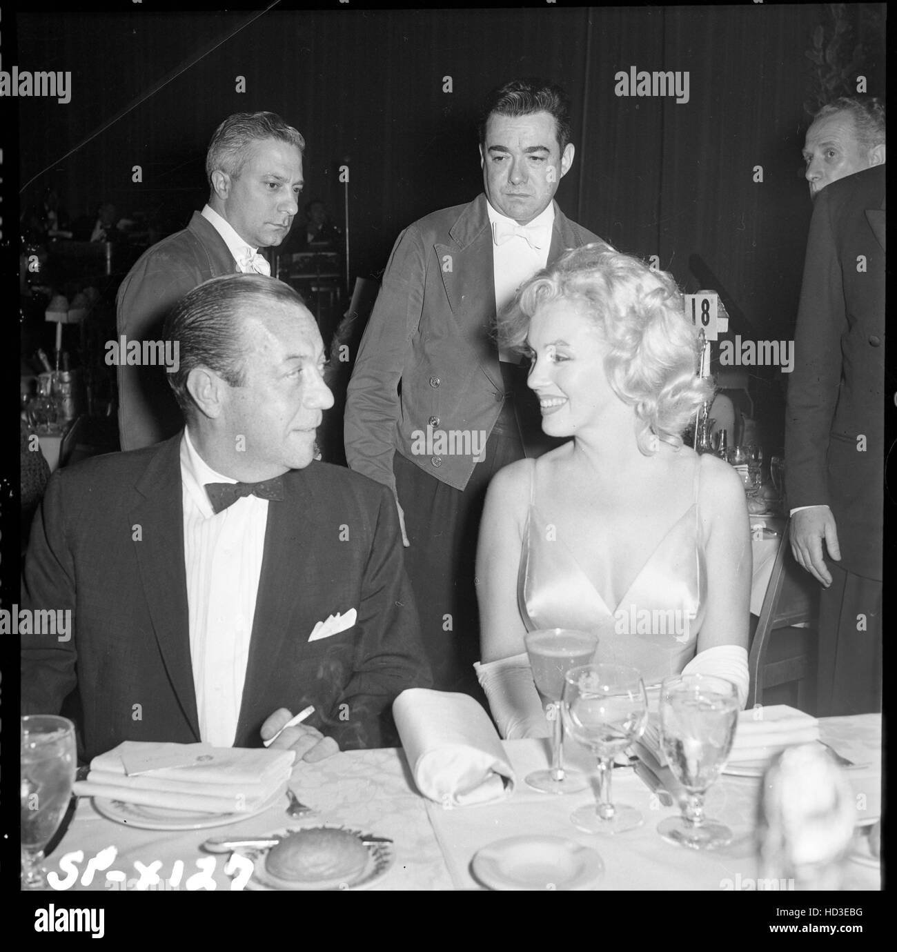 From left, New York Mayor Robert Wagner and Marilyn Monroe, at a dinner to celebrate the premiere of THE PRINCE AND THE Stock Photo