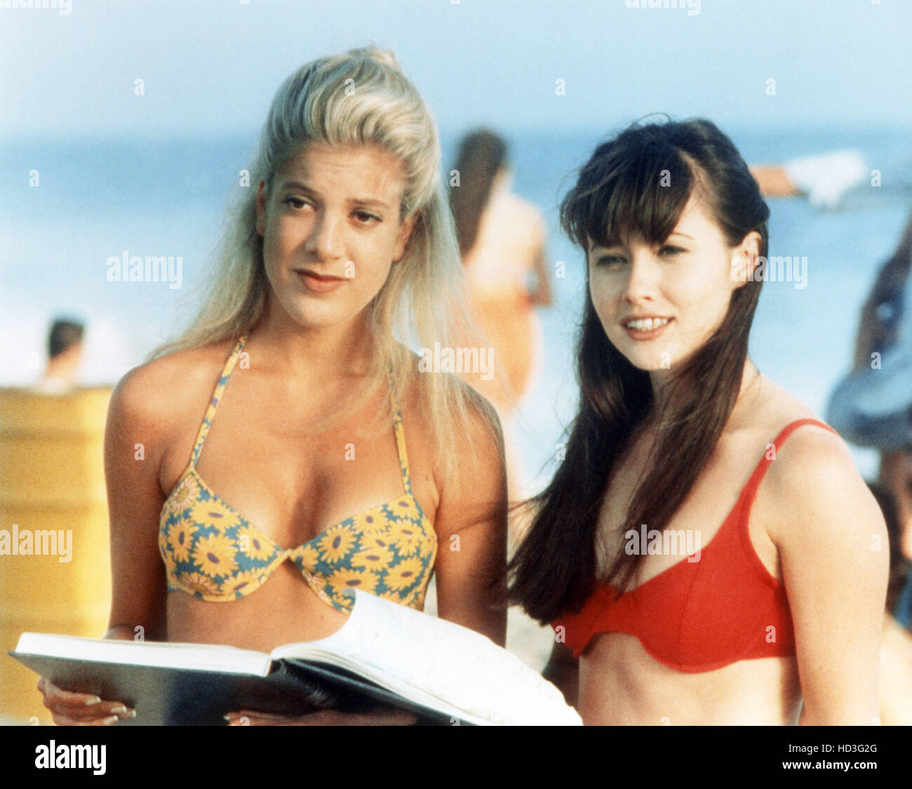 BEVERLY HILLS 90210, (from the left): Tori Spelling, Shannen Doherty,  1990-2000. © Aaron Spelling Prod. / Courtesy: Everett Stock Photo - Alamy