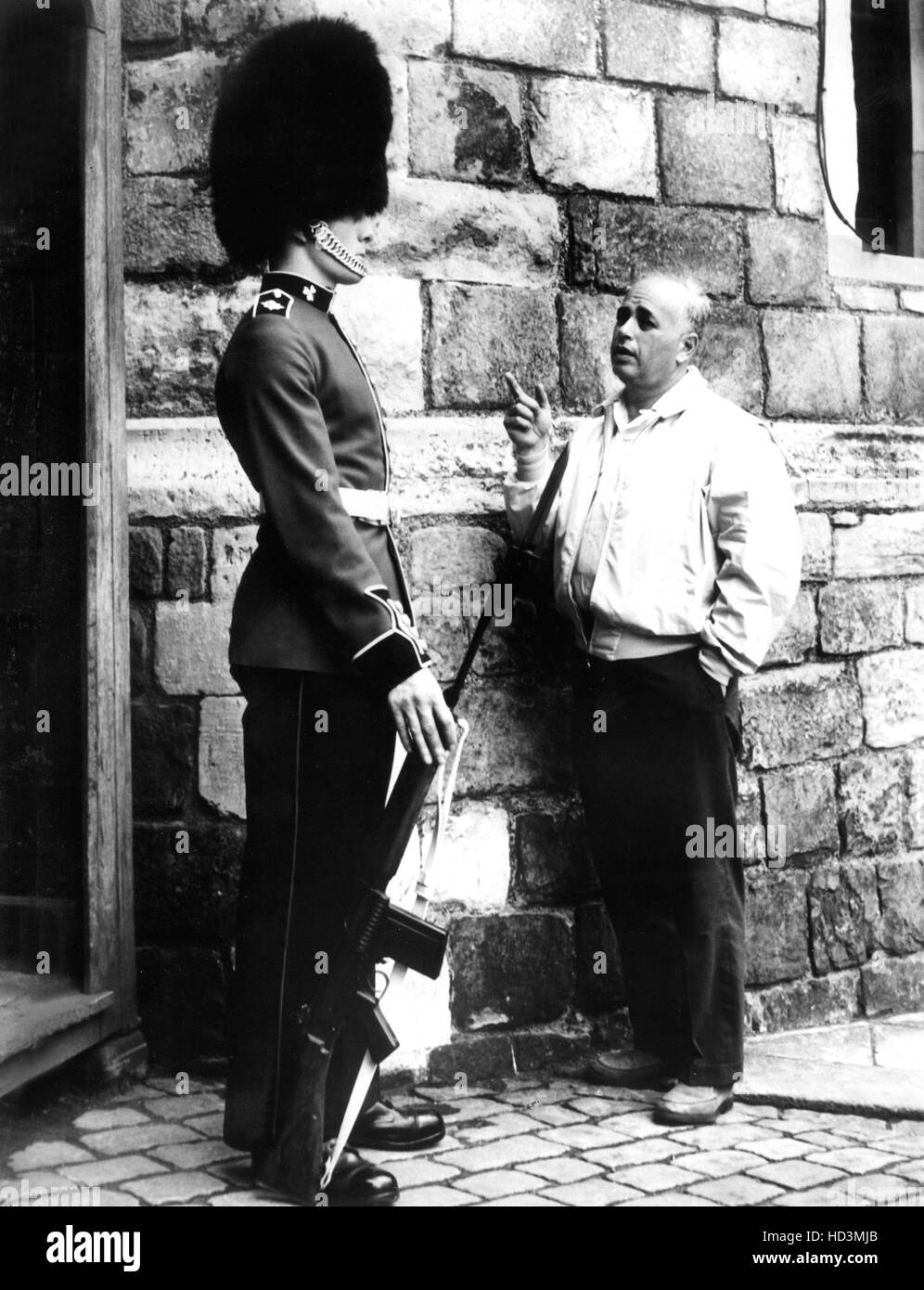 CANDID CAMERA, Buckingham Palace guard, Allen Funt, 196067 Stock Photo