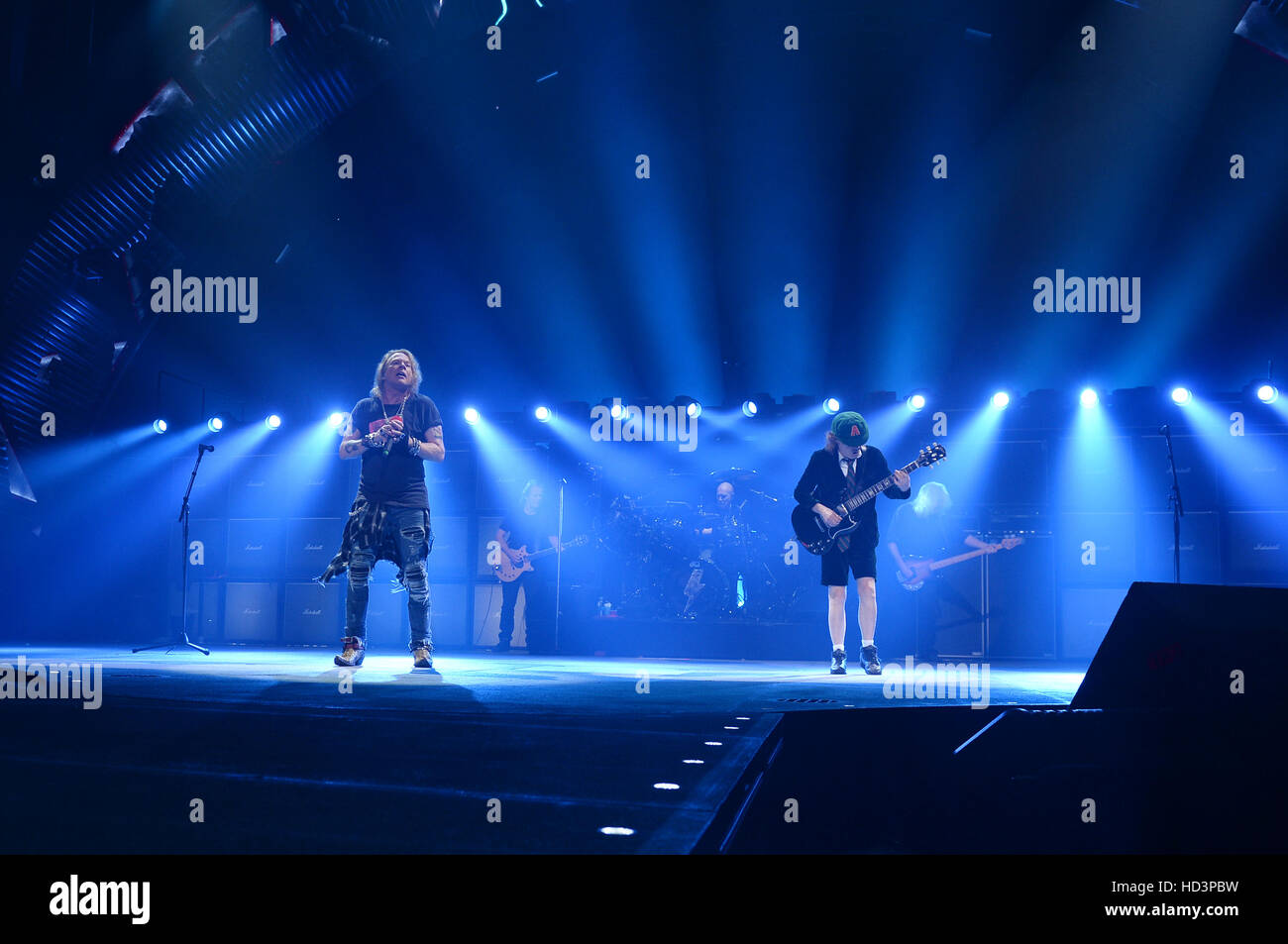 Stevie young ac dc hi-res stock photography and images - Alamy