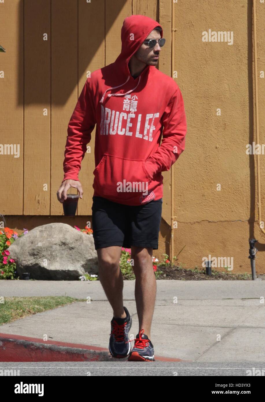 bruce lee jogging
