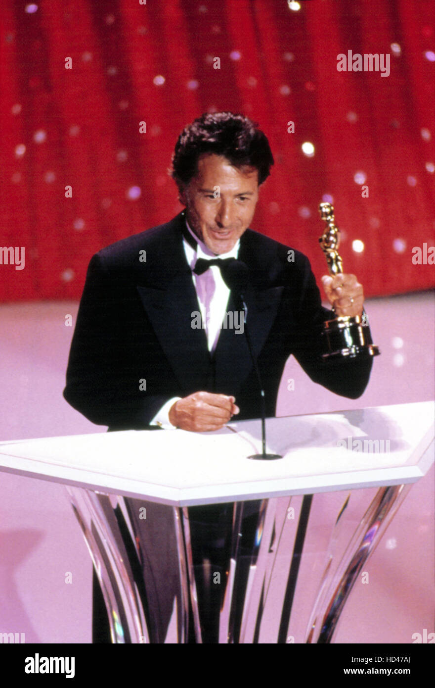 1988: DUSTIN HOFFMAN holds his Best Actor Oscar for RAIN MAN, 1989 Stock  Photo - Alamy