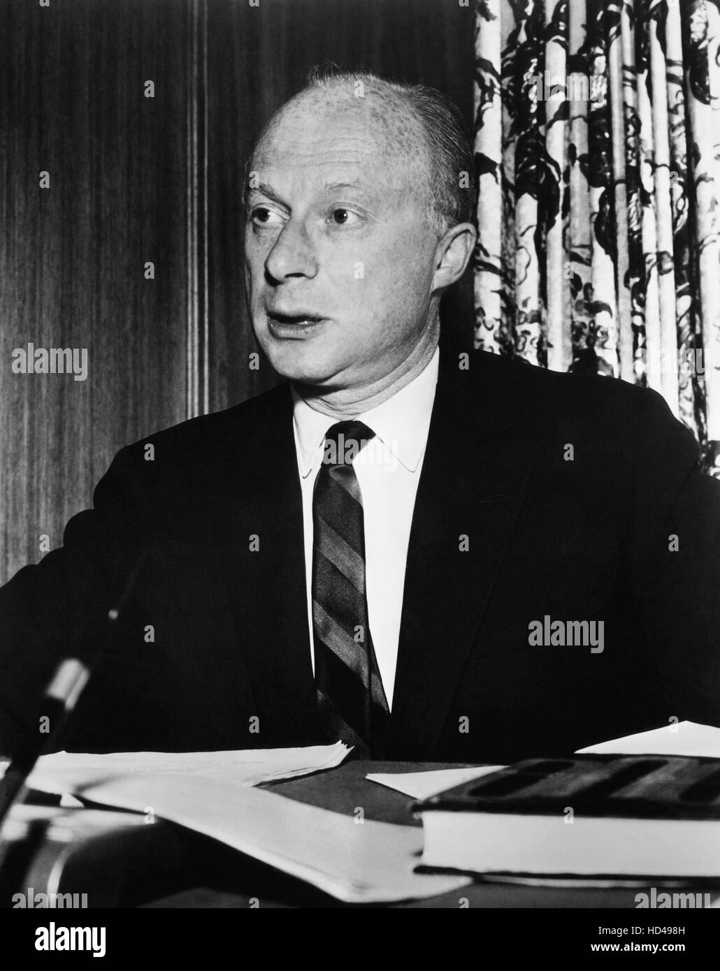 Alfred Hitchcock Presents Norman Lloyd The Little Man Who Was There Season 5 Episode 25 Aired April 3 1960 1955 1965 Stock Photo Alamy Alfred Hitchcock Presents Norman Lloyd The Little Man Who Was There Season 5 Episode 25 Aired April 3 1960 1955 1965 Stock Photo Alamy