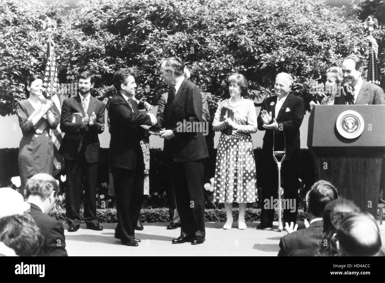 AMERICA'S MOST WANTED, shaking hands from left: John Walsh, President George Bush at a 1990 White House Rose Garden ceremony, Stock Photo
