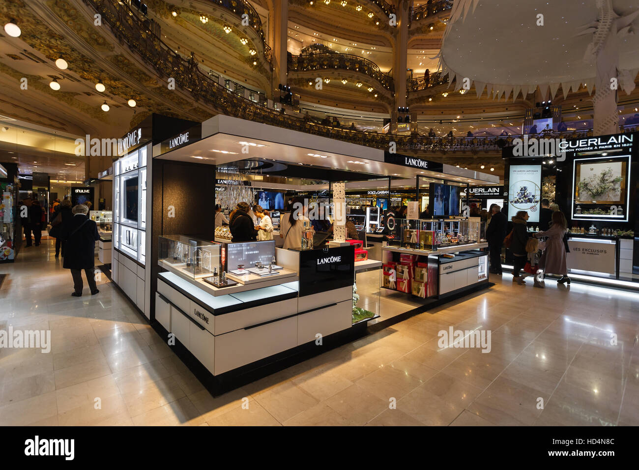 Shopping paris luxury products hi-res stock photography and images - Alamy