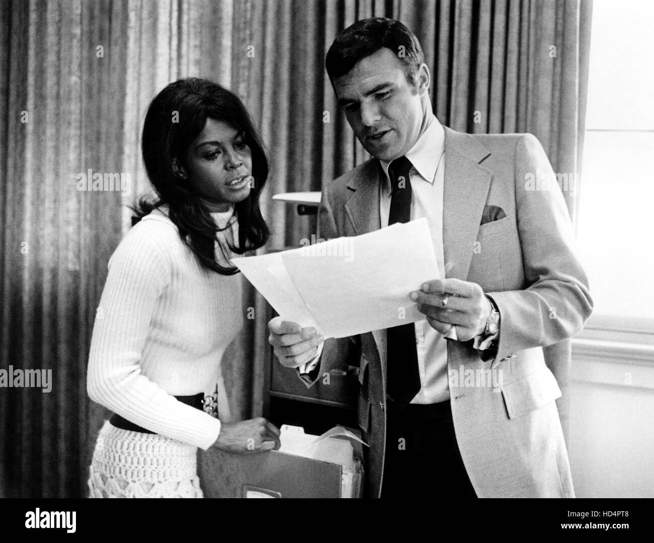 DAN AUGUST, from left Ena Hartman, Burt Reynolds, 1970 71 Stock Photo Alamy