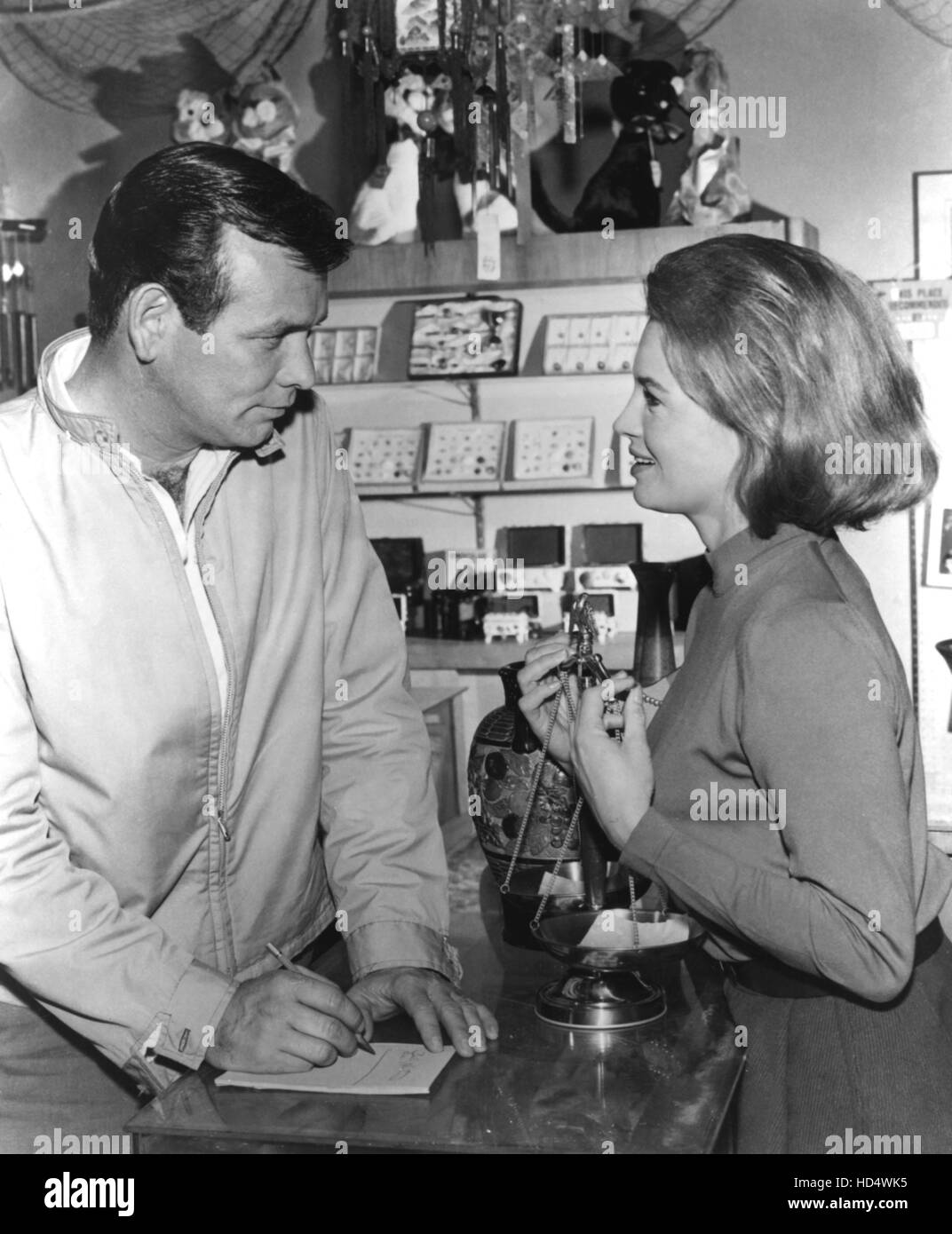 THE FUGITIVE, David Janssen, Angie Dickinson in episode 'Brass Ring' aired 1/5/65 Season 2, 1963-67 Stock Photo