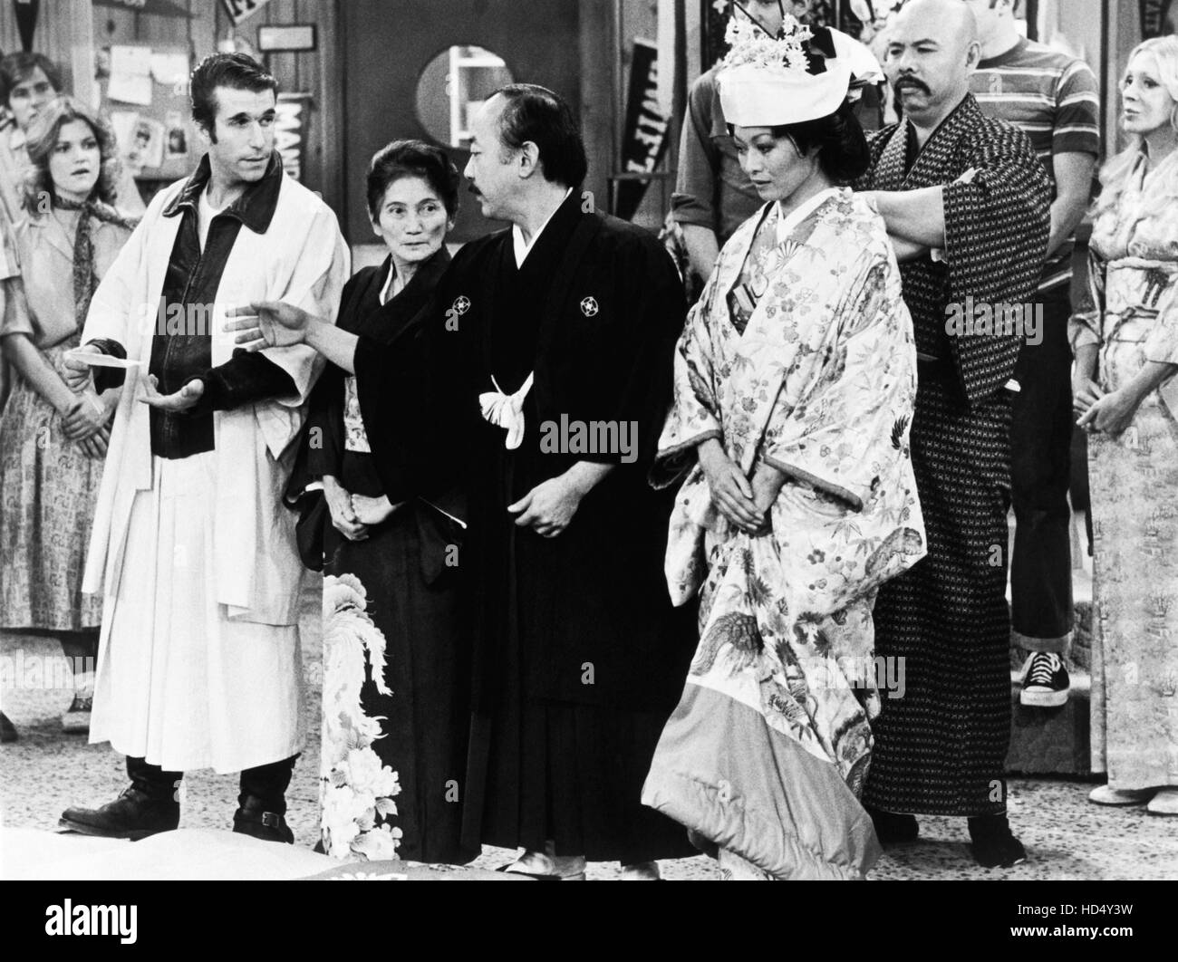 HAPPY DAYS, from left: Henry Winkler, Kimiko Hiroshige, Pat Morita, Nobu McCarthy, Richard Lee-Sung in 'Arnold's Wedding' Stock Photo