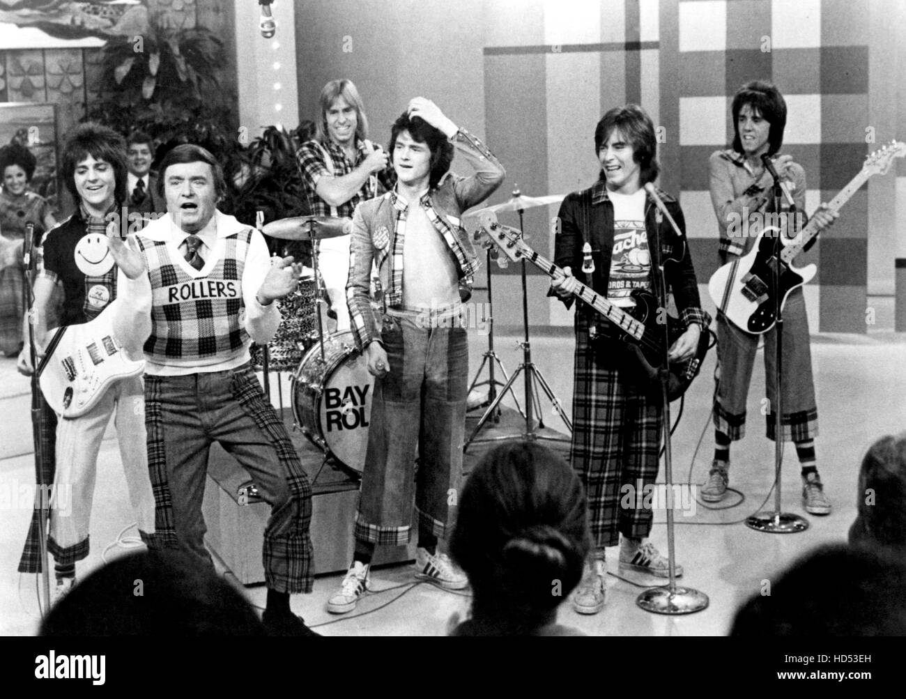 THE MIKE DOUGLAS SHOW, The Bay City Rollers, (Eric Faulkner, Derek  Longmuir, Les McKeown, Alan Longmuir, Stuart 'Woody' Wood Stock Photo -  Alamy