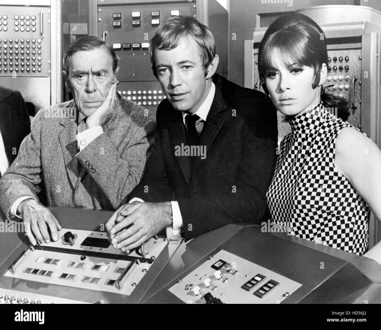 THE GIRL FROM U.N.C.L.E., Leo G. Carroll, Noel Harrison, Stefanie