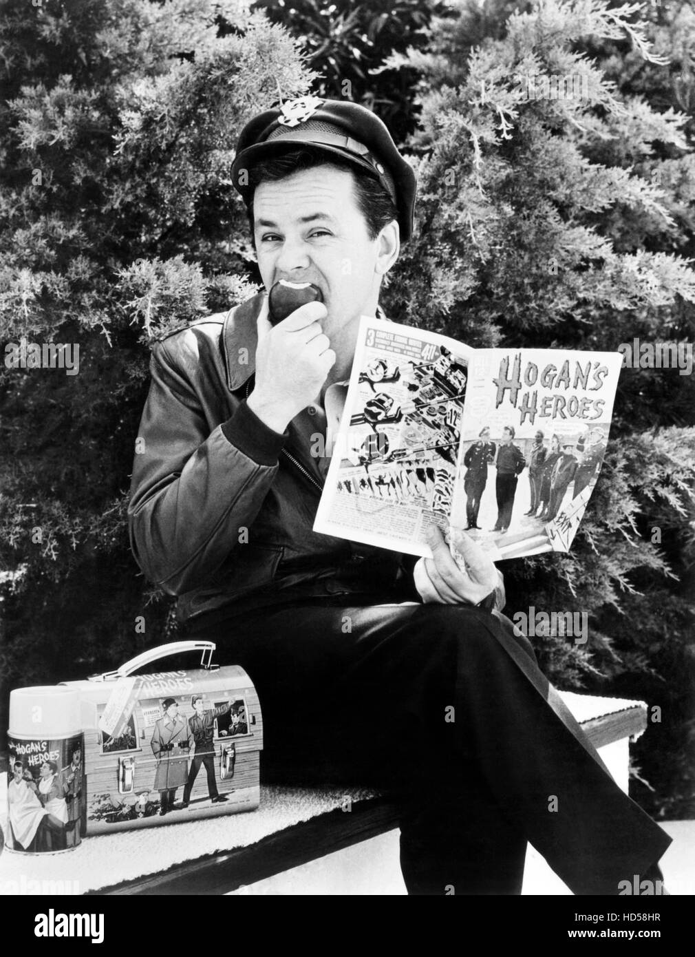 HOGAN'S HEROES, Bob Crane with thermos, lunchbox and comic book all product spinoffs from the show, 1965-1971 Stock Photo