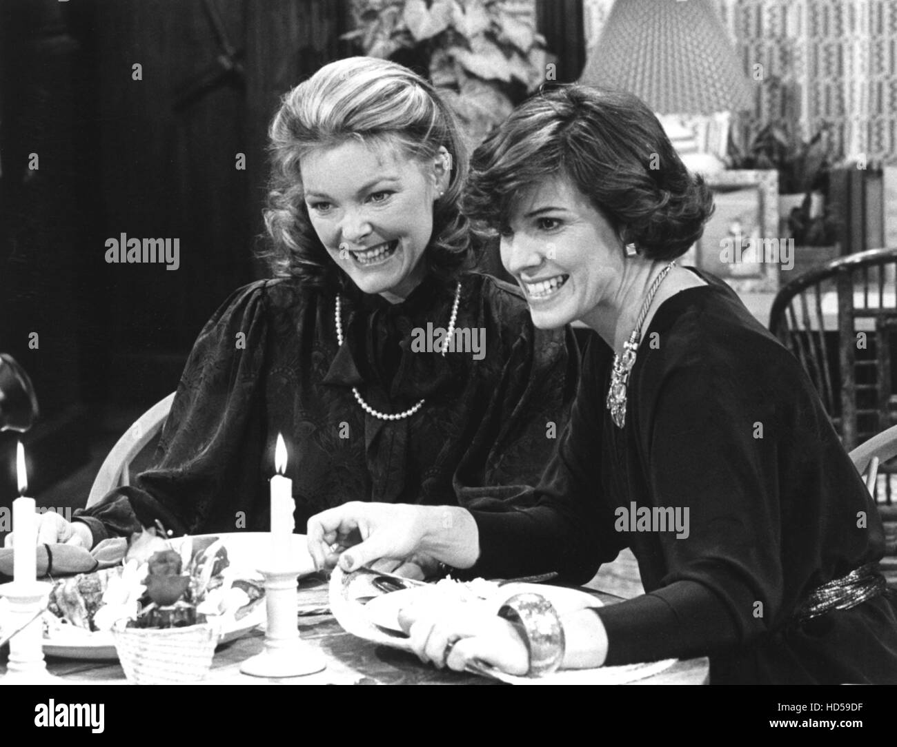 KATE & ALLIE, Jane Curtin, Susan Saint James in episode 'The Very Loud Family' aired 3/26/84, Season 1, 1984-89 Stock Photo