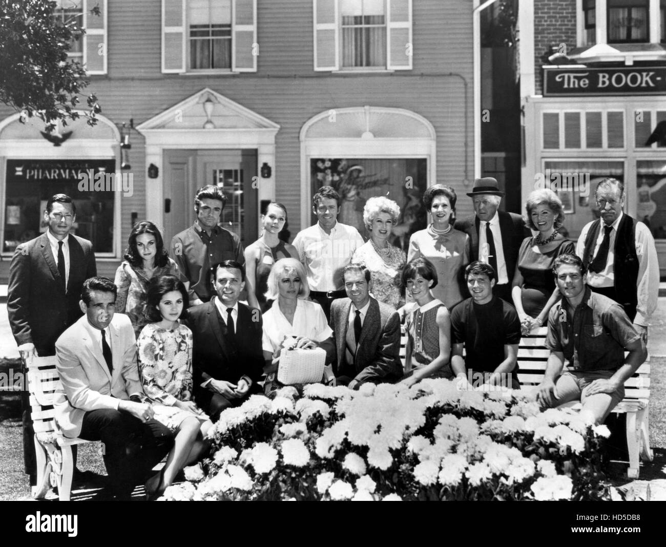 PEYTON PLACE, (bot.row) James Douglas, Barbara Parkins, Ed Nelson