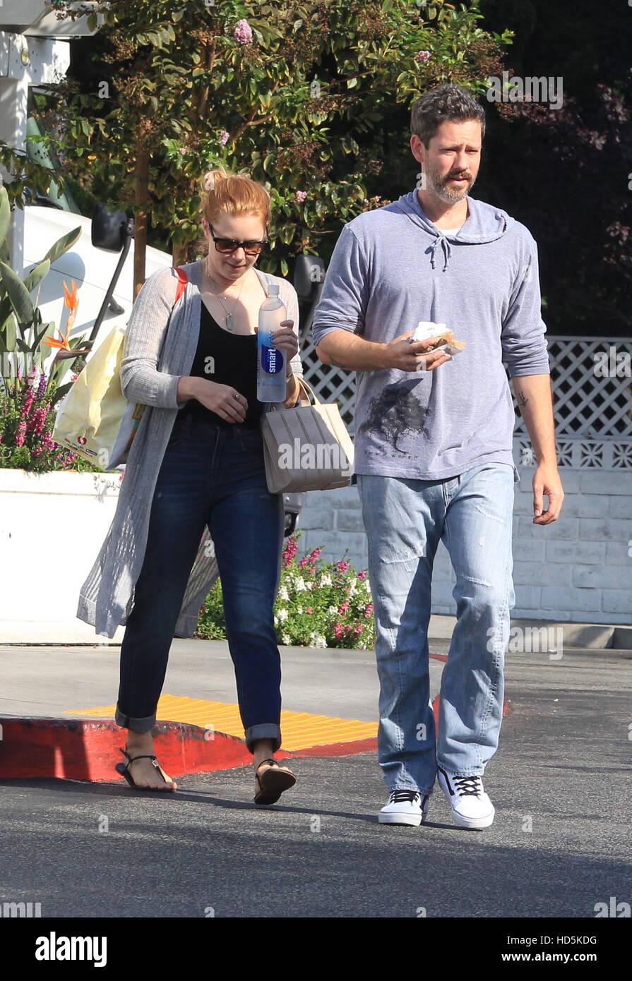 Amy Adams and her husband Darren Le Gallo grocery shopping at Bristol(01)