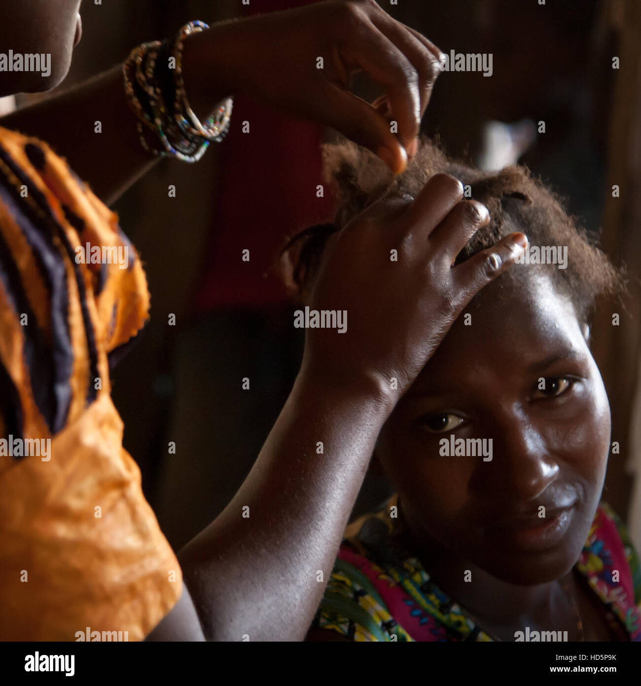 African Cornrow Hair Styling (afro hairdo) Hairdresser in Sierra Leone Stock Photo