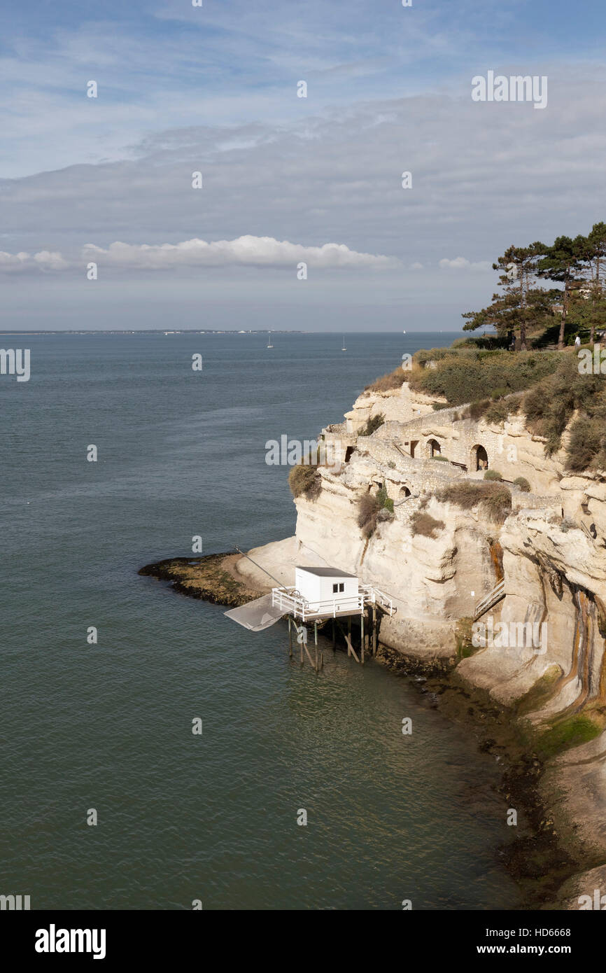 Cliffs, limestone rock with cave dwellings, Grottes de Regulus et des Fontaines, Meschers-sur-Gironde, Cote de Beaute Stock Photo