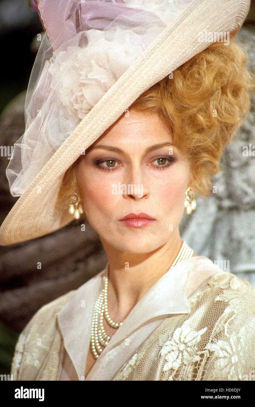 ellis-island-faye-dunaway-1984-cbs-courtesy-everett-collection