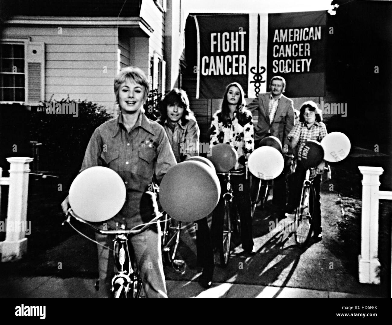 PARTRIDGE FAMILY cast, Shirley Jones, David Cassidy, Susan Dey, Dave  Madden, & Danny Bonaduce, promote a bike-a-thon on behalf Stock Photo -  Alamy