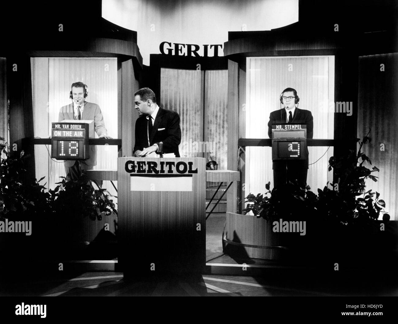 TWENTY-ONE, host Jack Barry (center), contestants from left: Charles Van Doren, Herbert Stempel, 1956-1958 Stock Photo