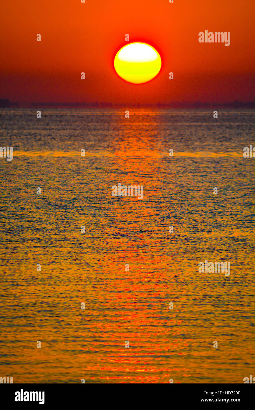 Rising Sun Morning Horizon High Resolution Stock Photography and Images