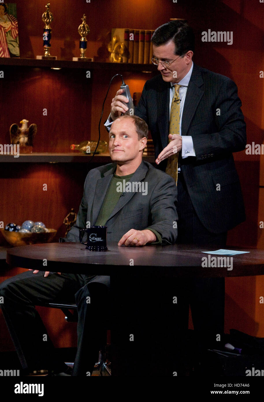 THE COLBERT REPORT, (from left): Woody Harrelson, Stephen Colbert, (aired Nov. 12, 2009). photo: Kris Long / © Comedy Central / Stock Photo