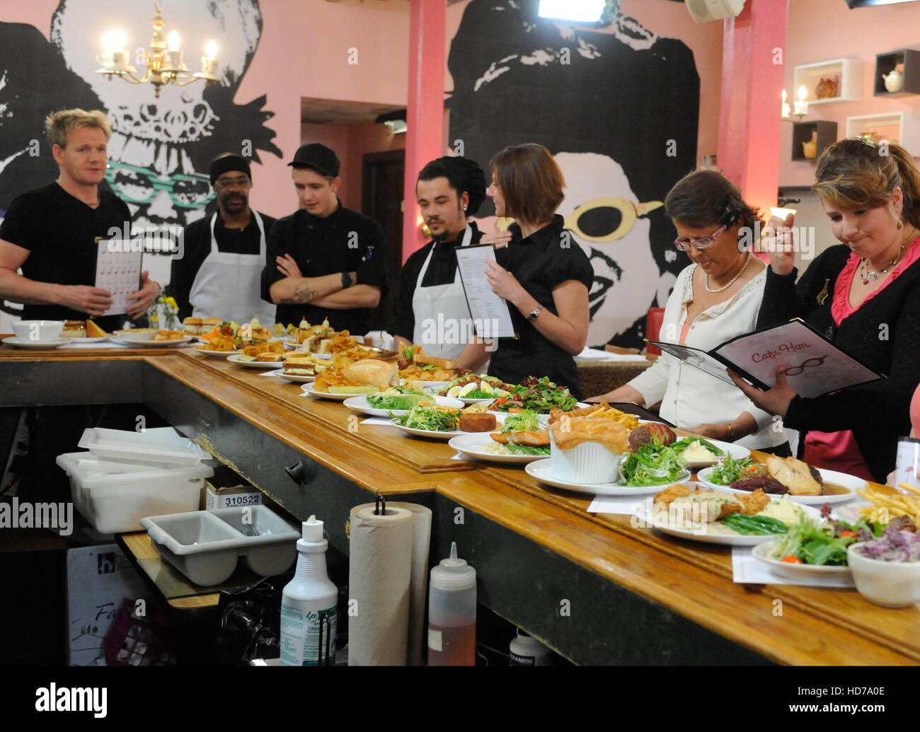 KITCHEN NIGHTMARES, chef Gordon Ramsay (left), with restaurant staff