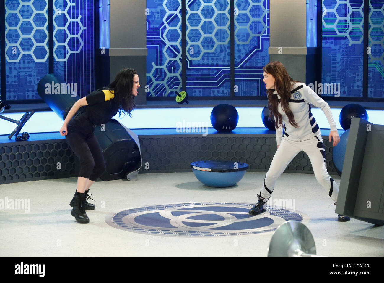 LAB RATS BIONIC ISLAND, lr Liana Ramirez, Kelli Berglund in 'Spike