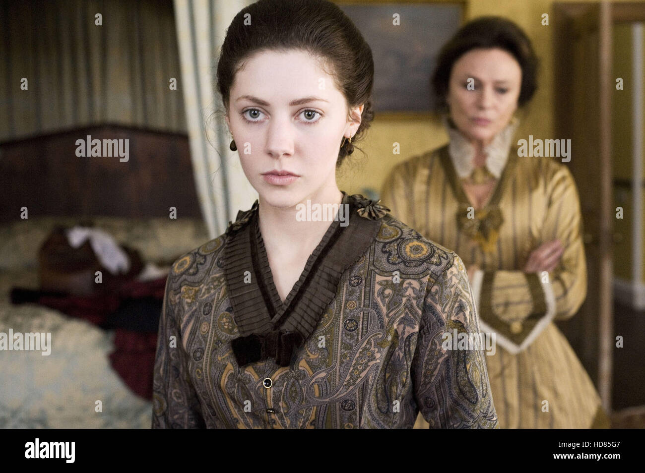 AN OLD FASHIONED CHRISTMAS, (from left) Catherine Steadman, Jacqueline