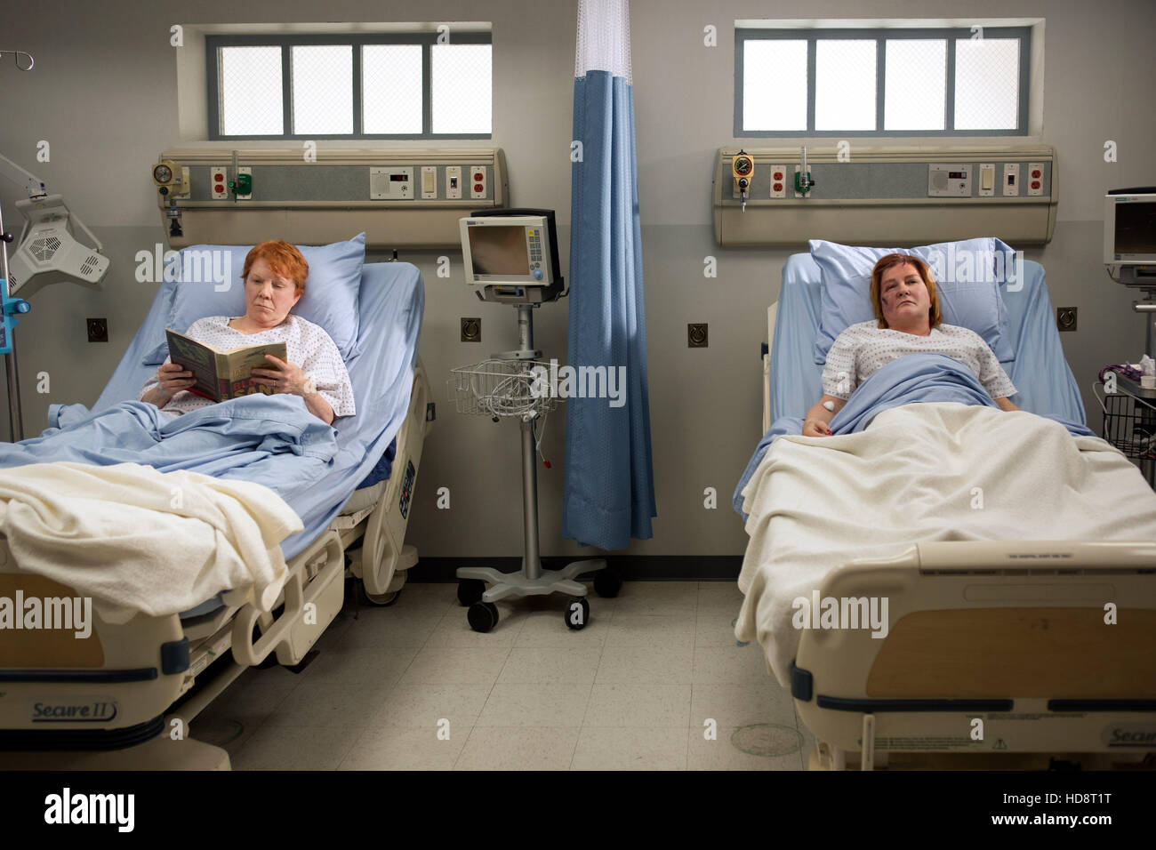 ORANGE IS THE NEW BLACK, (from left): Beth Fowler, Kate Mulgrew, 'We ...