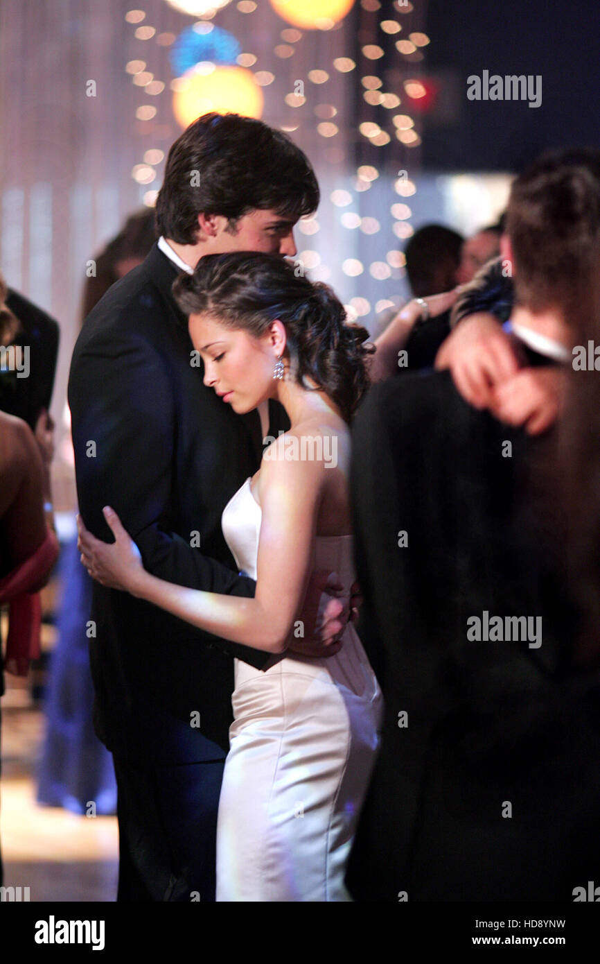 SMALLVILLE, Tom Welling, Kristin Kreuk, 'Spirit', (Season 4, ep. 418),  2001-2011. photo: © Warner Bros. / Courtesy: Everett Stock Photo - Alamy, image size:866x1390