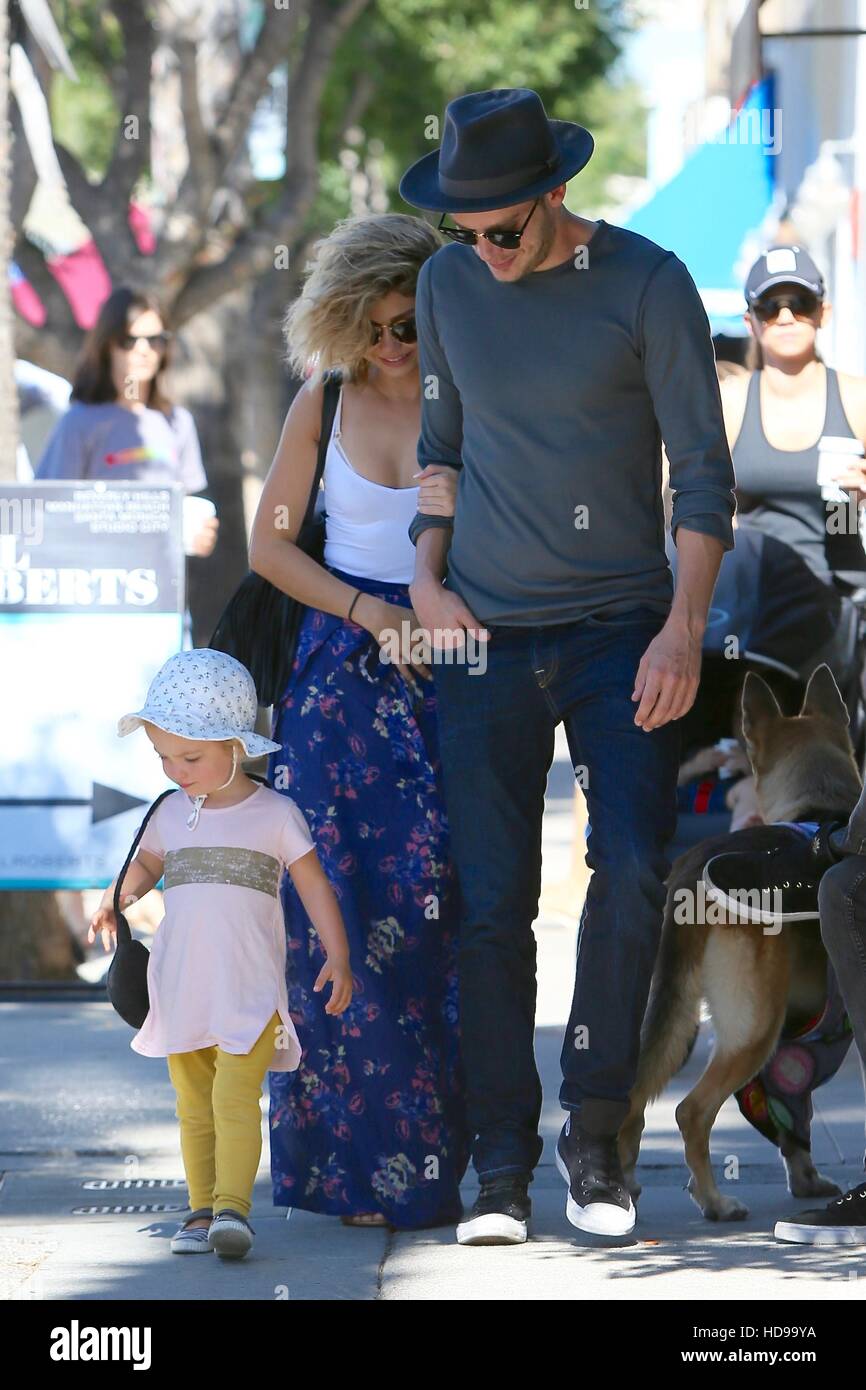 Sarah Hyland And Boyfriend Dominic Sherwood Seen Leaving Joan S On Third After Having Breakfast Together Featuring Sarah Hyland Dominic Sherwood Where Los Angeles California United States When 18 Sep 2016 Stock Photo Alamy