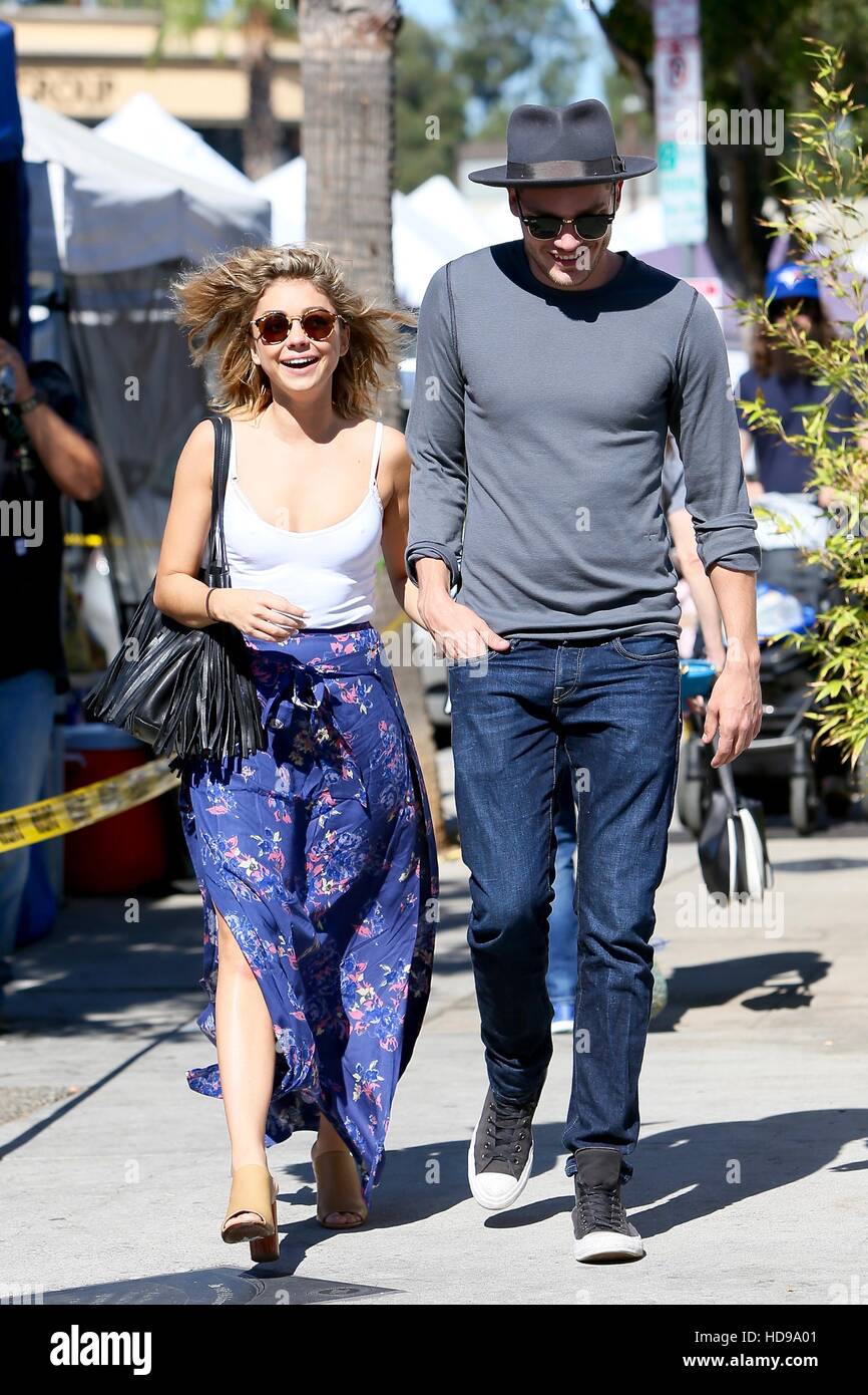Sarah Hyland And Boyfriend Dominic Sherwood Seen Leaving Joan S On Third After Having Breakfast Together Featuring Sarah Hyland Dominic Sherwood Where Los Angeles California United States When 18 Sep 2016 Stock Photo Alamy