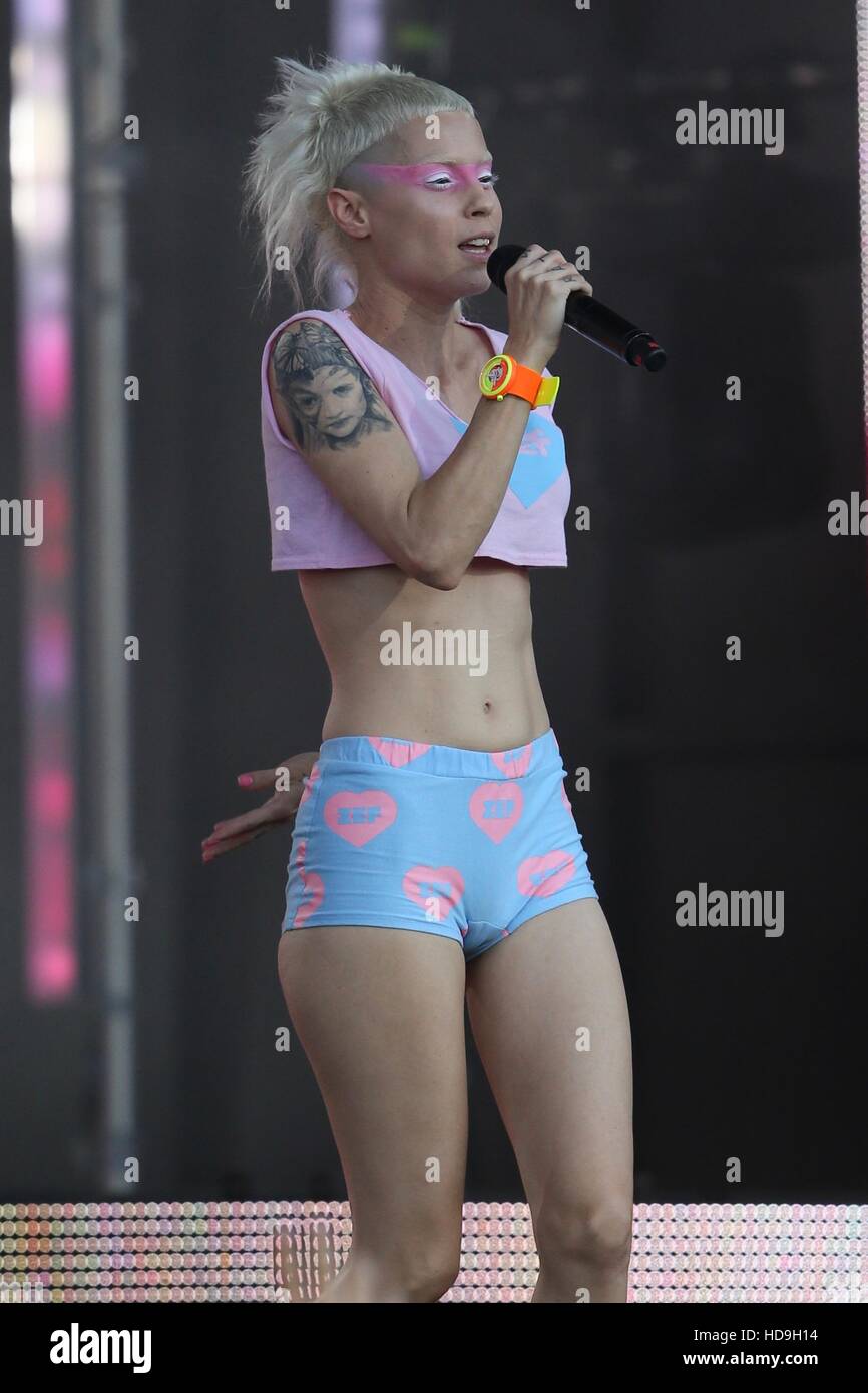 Die Antwood seen performing at the ABC studios on Jimmy Kimmel Live  Featuring: Yolandi Visser Where: Los Angeles, California, United States  When: 20 Sep 2016 Stock Photo - Alamy