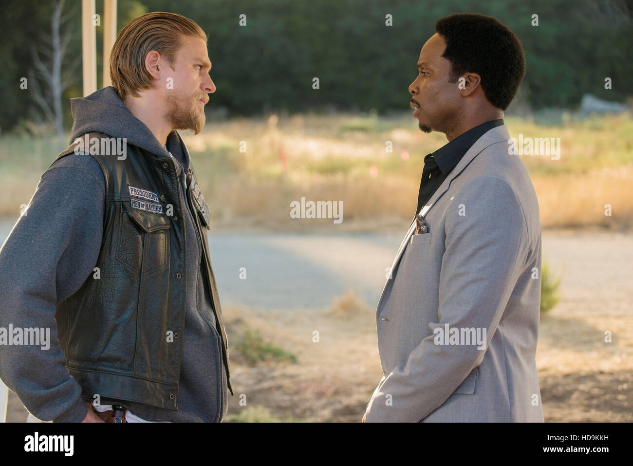 sons-of-anarchy-charlie-hunnam-harold-perrineau-in-darthy-season-5