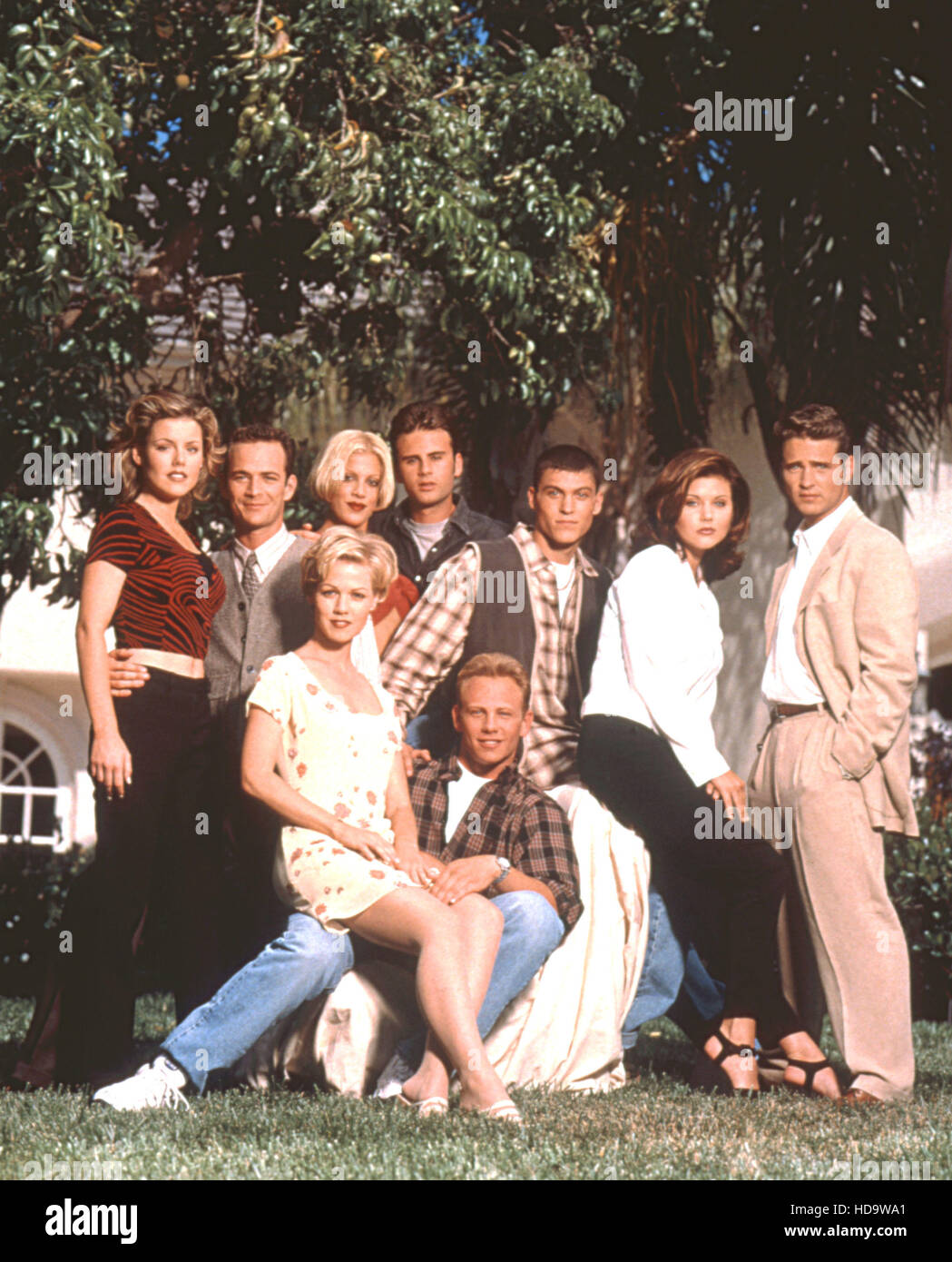 BEVERLY HILLS, 90210, (standing l-r): Kathleen Robertson, Luke Perry