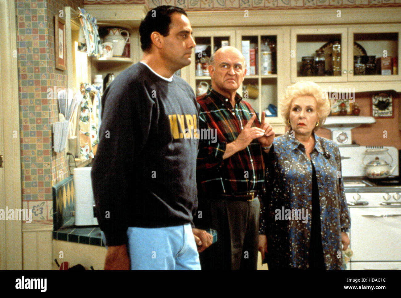 EVERYBODY LOVES RAYMOND, Brad Garrett, Peter Boyle, Doris Roberts, 19962005. © CBS / Courtesy