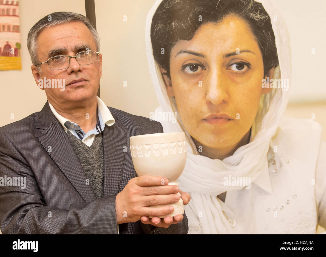 Weimar, Germany. 10th Dec, 2016. Taghi Rahmani holds the Weimarer Menschenrechtspreis (Weimar Human Rights Award) in place of his wife Narges Mohammadi from Iran, in Weimar, Germany, 10 December 2016. Narges Mohammadi was vice president of the now banned human rights organisation Defenders of Human Rights and is currently serving a jail sentence. Photo: Arifoto Ug/Michael Reichel/dpa/Alamy Live News Stock Photo