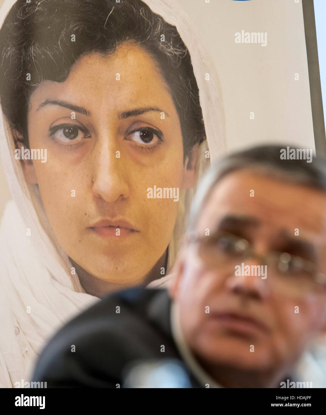 Weimar, Germany. 10th Dec, 2016. Taghi Rahmani representing his wife Narges Mohammadi from Iran, at a press conference for the Weimarer Menschenrechtspreis (Weimar Human Rights Award), in Weimar, Germany, 10 December 2016. Narges Mohammadi was vice president of the now banned human rights organisation Defenders of Human Rights and is currently serving a jail sentence. Photo: Arifoto Ug/Michael Reichel/dpa/Alamy Live News Stock Photo