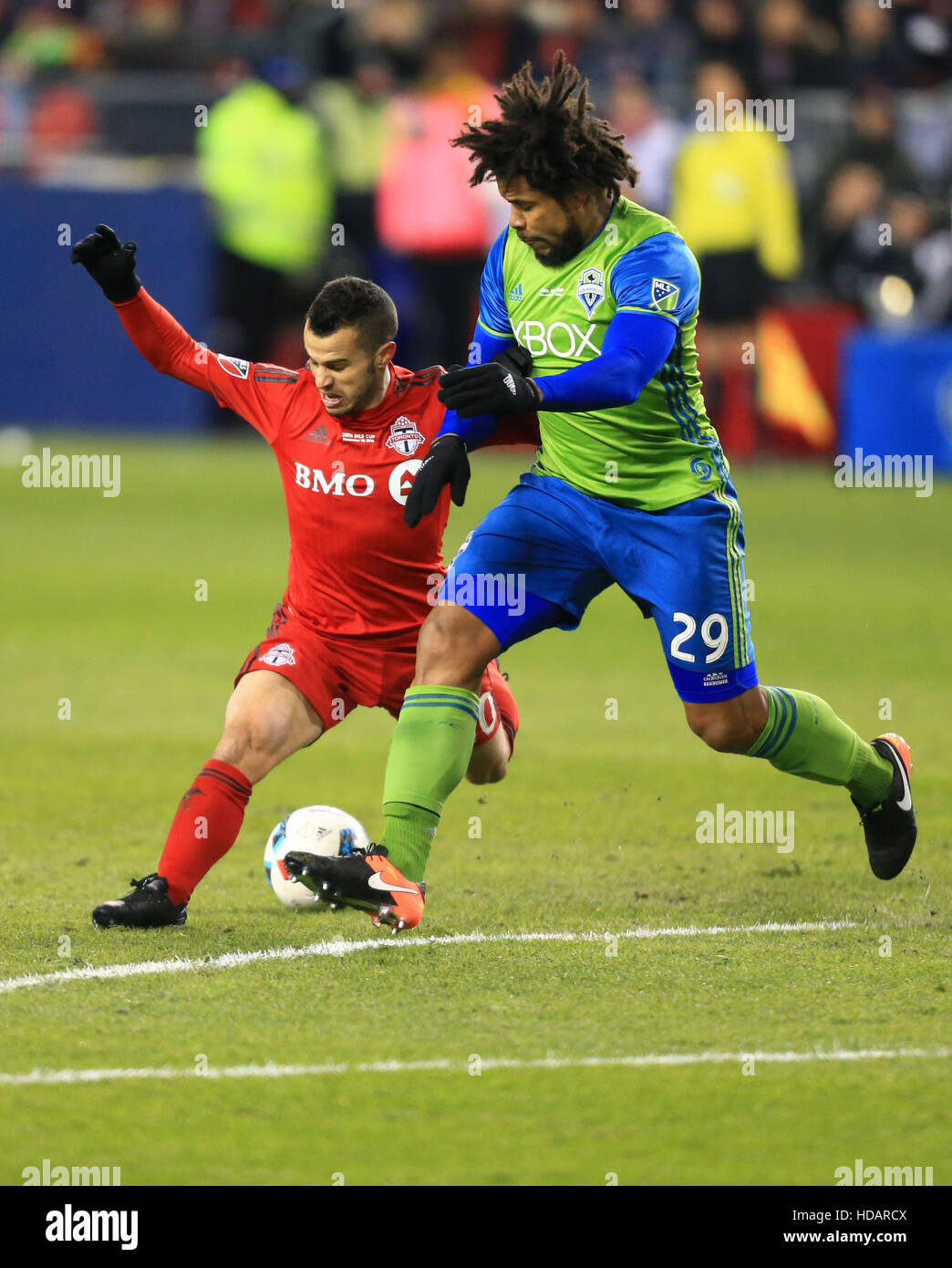 Toronto, Canada. 10th Dec, 2016. Roman Torres (R) of Seattle Sounders FC vies with Sebastian Giovinco of Toronto FC during their 2016 Major League Soccer (MLS) Cup final in Toronto, Canada, Dec. 10, 2016. Seattle Sounders FC won 5-4 and claimed the title. © Zou Zheng/Xinhua/Alamy Live News Stock Photo
