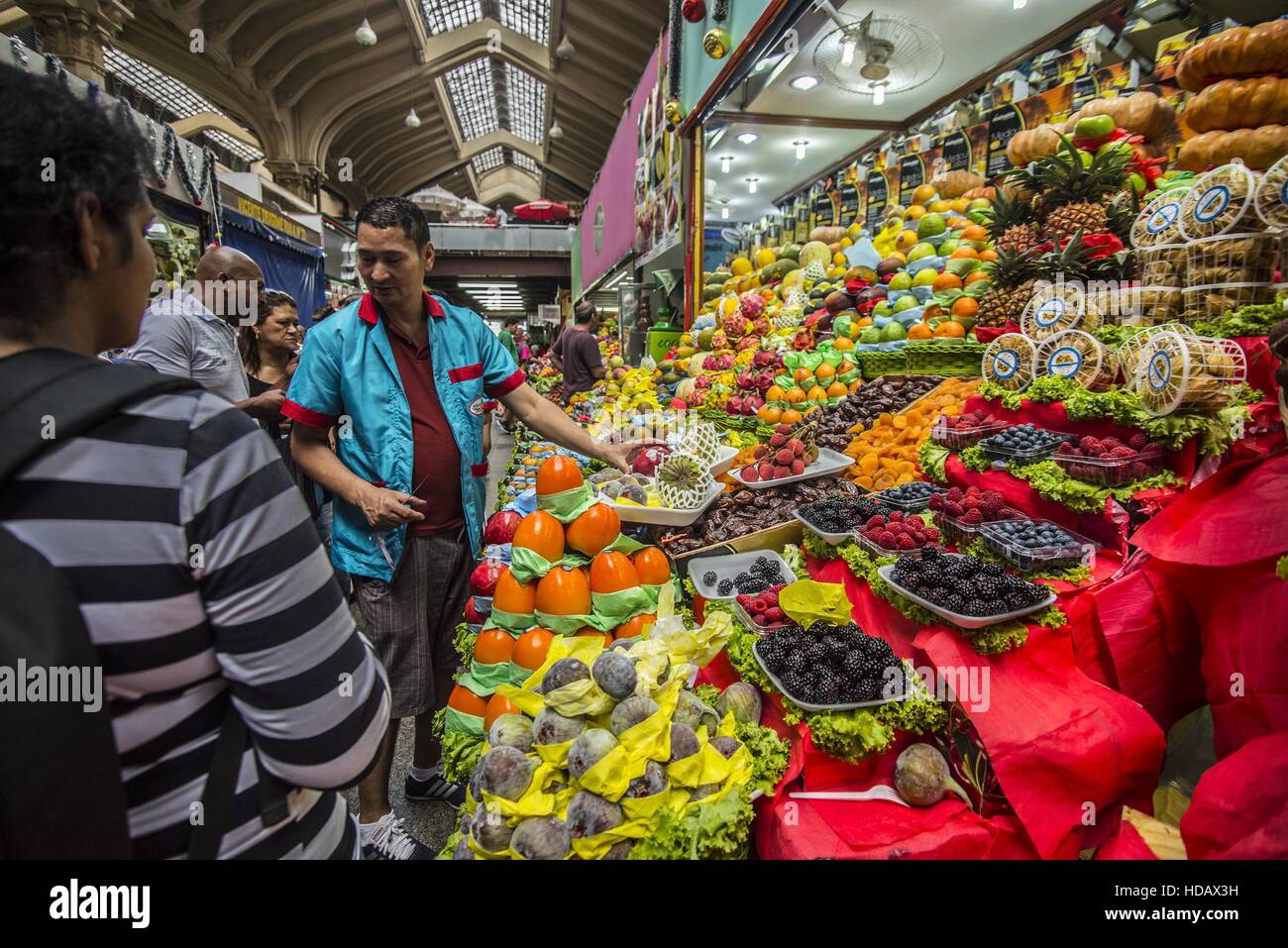 December 11, 2016 - SÃ£O Paulo, SÃ£o Paulo, Brazil - SAO PAULO SP, SlP 11/12/2016 MOVEMENT MUNICIPAL MERCADÃƒO: Movement in the SÃ£o Paulo Municipal Market (MercadÃ£o) for the purchase of ingredients in the morning of this Sunday (11), in the central region of SÃ£o Paulo (SP). In addition to the items of hortifruti, butcher, fishmonger and emporium (national and imported) gathered in a single space, also has restaurants and snack bars that offer chips with the city's face. © Cris Faga/ZUMA Wire/Alamy Live News Stock Photo