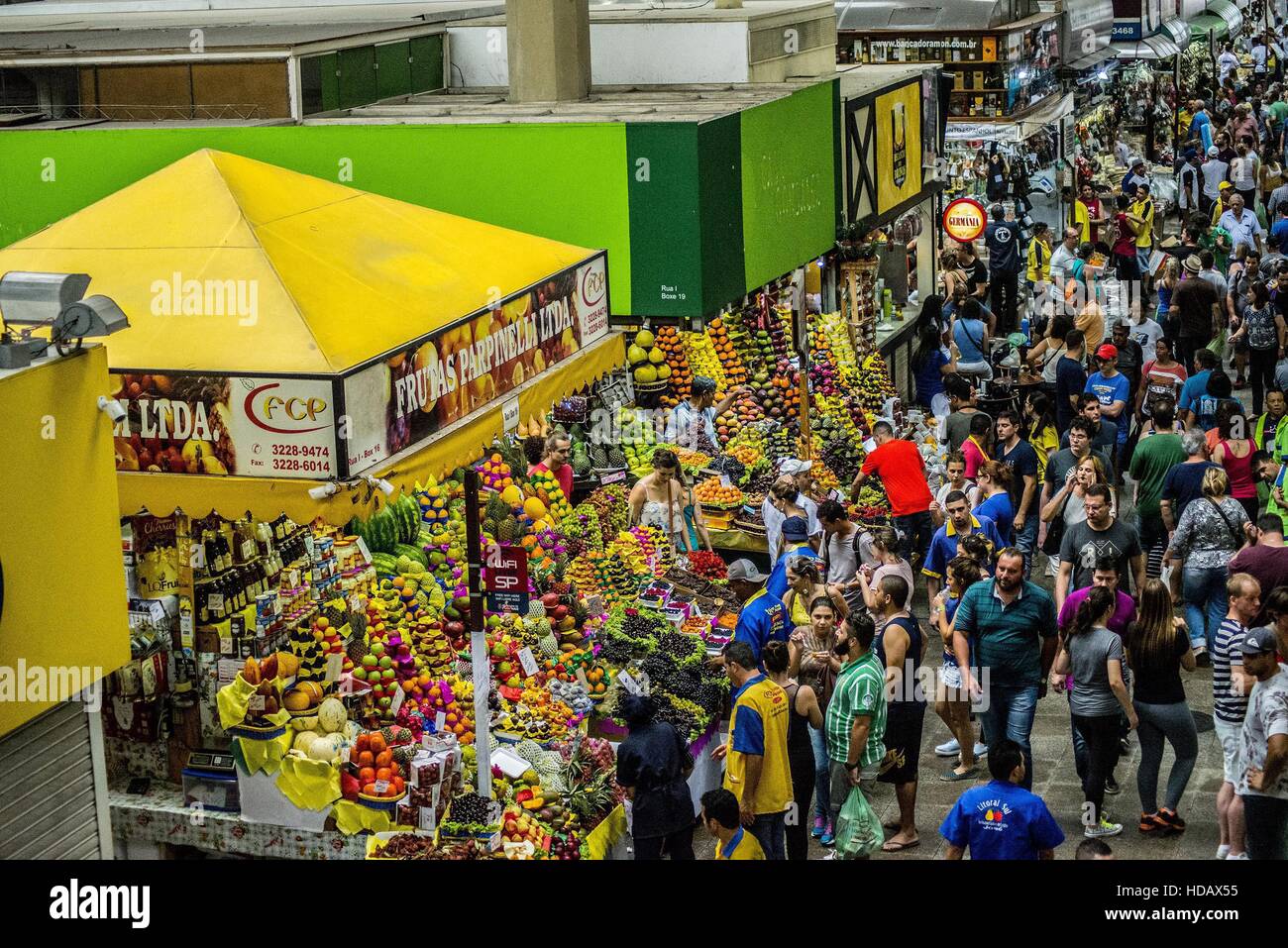 December 11, 2016 - SÃ£O Paulo, SÃ£o Paulo, Brazil - SAO PAULO SP, SlP 11/12/2016 MOVEMENT MUNICIPAL MERCADÃƒO: Movement in the SÃ£o Paulo Municipal Market (MercadÃ£o) for the purchase of ingredients in the morning of this Sunday (11), in the central region of SÃ£o Paulo (SP). In addition to the items of hortifruti, butcher, fishmonger and emporium (national and imported) gathered in a single space, also has restaurants and snack bars that offer chips with the city's face. © Cris Faga/ZUMA Wire/Alamy Live News Stock Photo