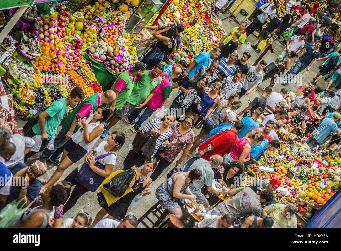 December 11, 2016 - SÃ£O Paulo, SÃ£o Paulo, Brazil - SAO PAULO SP, SlP 11/12/2016 MOVEMENT MUNICIPAL MERCADÃƒO: Movement in the SÃ£o Paulo Municipal Market (MercadÃ£o) for the purchase of ingredients in the morning of this Sunday (11), in the central region of SÃ£o Paulo (SP). In addition to the items of hortifruti, butcher, fishmonger and emporium (national and imported) gathered in a single space, also has restaurants and snack bars that offer chips with the city's face. © Cris Faga/ZUMA Wire/Alamy Live News Stock Photo