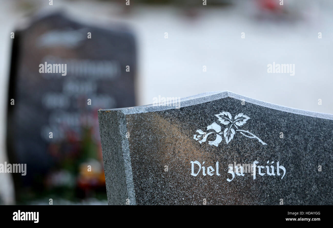 Altensalz, Germany. 05th Dec, 2016. 'Viel zu frueh' (lt. Far too early) can be read on the grave stone of Heike Wunderlich in Altensalz, Germany, 05 December 2016. After almost 30 years, the murder of Heike Wunderlich is being tried before the court of Zwickau. Photo: Jan Woitas/dpa-Zentralbild/dpa/Alamy Live News Stock Photo