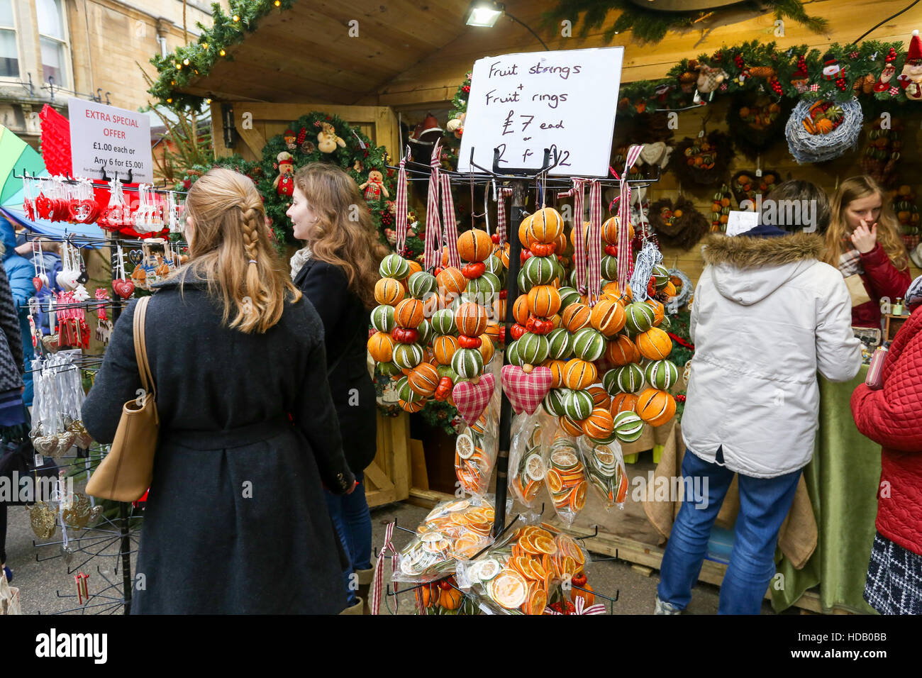 Broad Street, Oxford, United Kingdom, December 11, 2016: Oxford Christmas Market with open stalls and a lot of visitors on Broad Street food and drink stalls with art prints, christmas decorations and street performance. Credit:  Marjan Cermelj/Alamy Live News Stock Photo