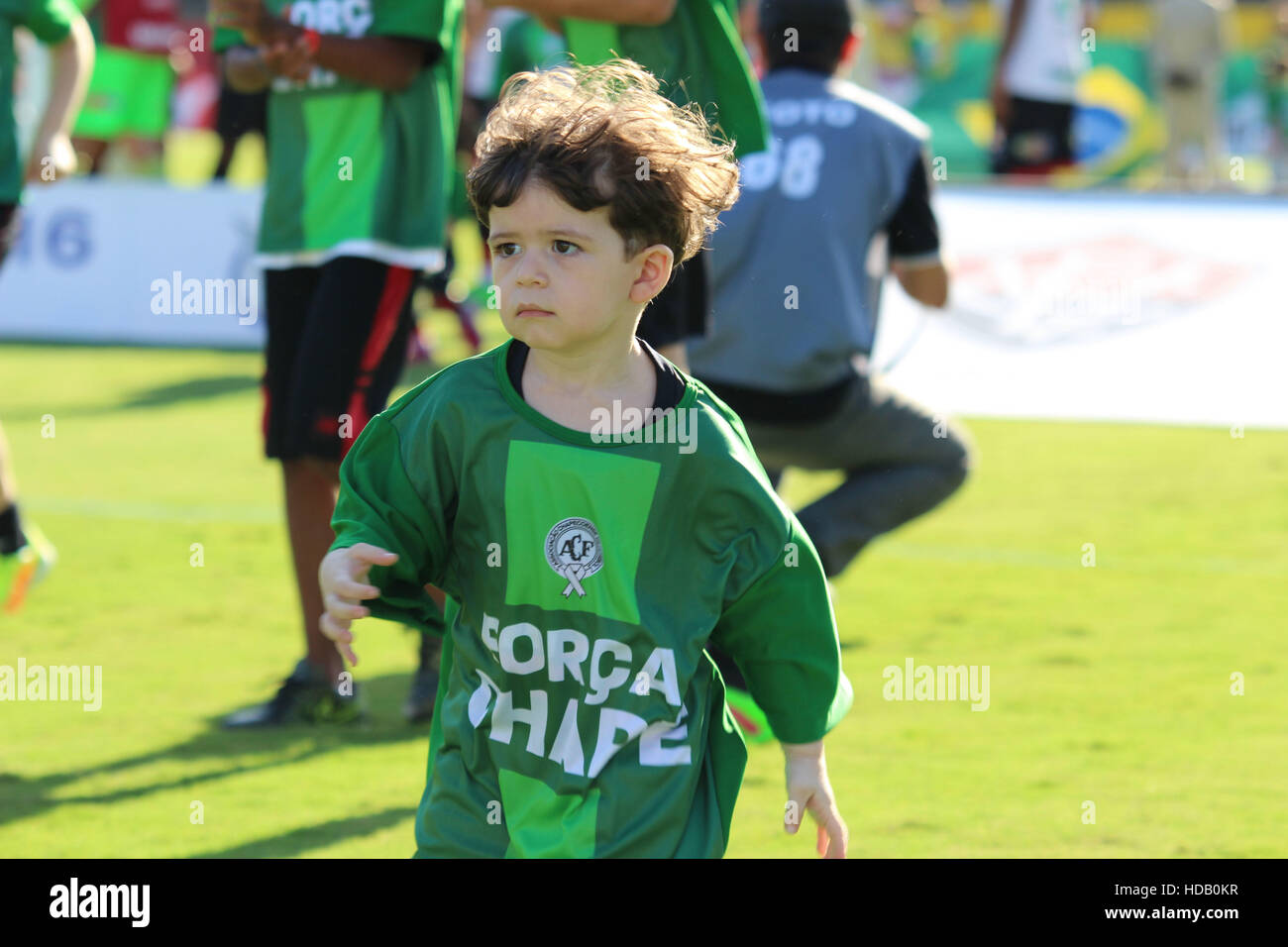 Salvador, Brazil. 11th Dec, 2016. Child with shirt in honor of Chapecoense before departure Victory x Palmeiras held at Barradão (Barradão) in Salvador, valid for 38 Brazilian championship round Football Serie A in 2016. © Tiago Caldas/FotoArena/Alamy Live News Stock Photo