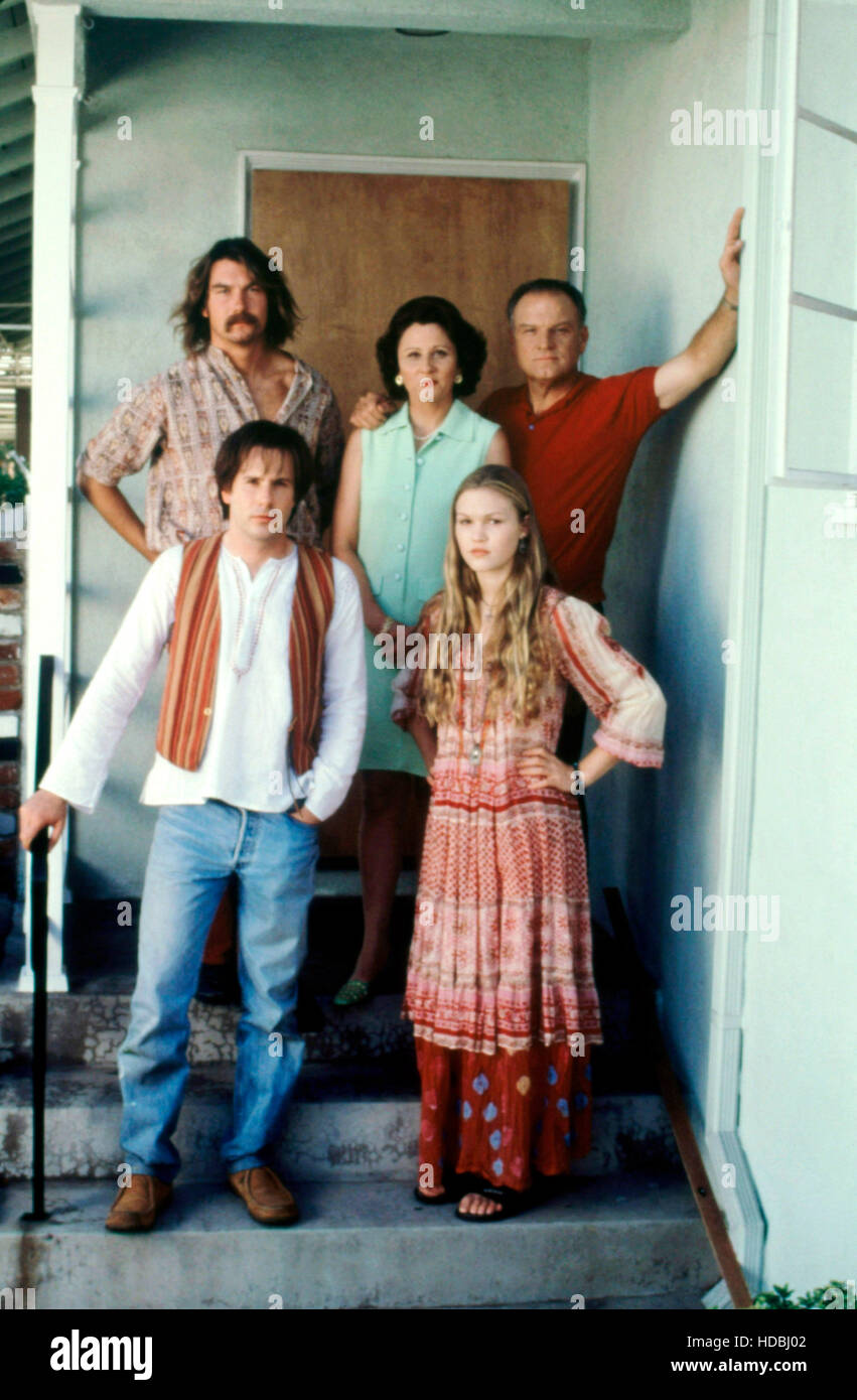 THE '60S, (top, from left): Jerry O'Connell, Annie Corley, Bill Smitrovich,  (front): Josh Hamilton, Julia Stiles, 1999. photo Stock Photo - Alamy