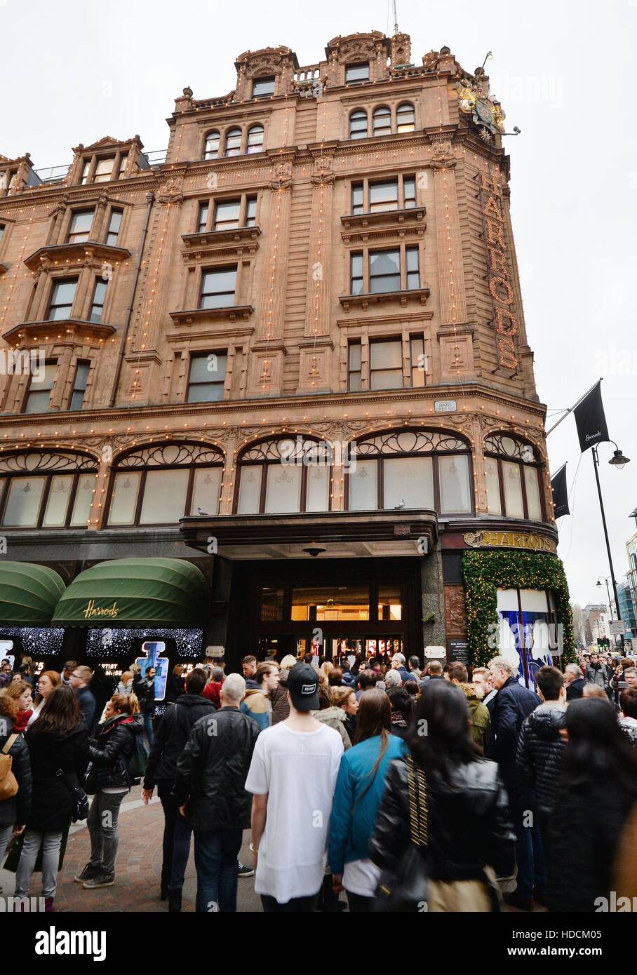 The packed pavements outside the Harrods department store, in Knightsbridge in central London, as large numbers of people shop for the festive season in two weeks time. PRESS ASSOCIATION Photo Picture date: Saturday December 10 2016. Photo credit should read: John Stillwell/PA Wire Stock Photo