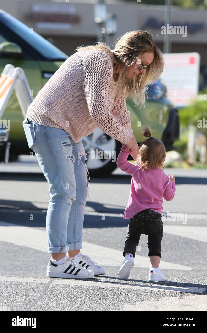 Haylie Duff with her daughter and partner, Matt Rosenberg, with former brother-in-law Mike Comrie and son Luca at the Studio City Farmers' Market in Los Angeles, California.  Featuring: Haylie Duff Where: Los Angeles, California, United States When: 25 Se Stock Photo