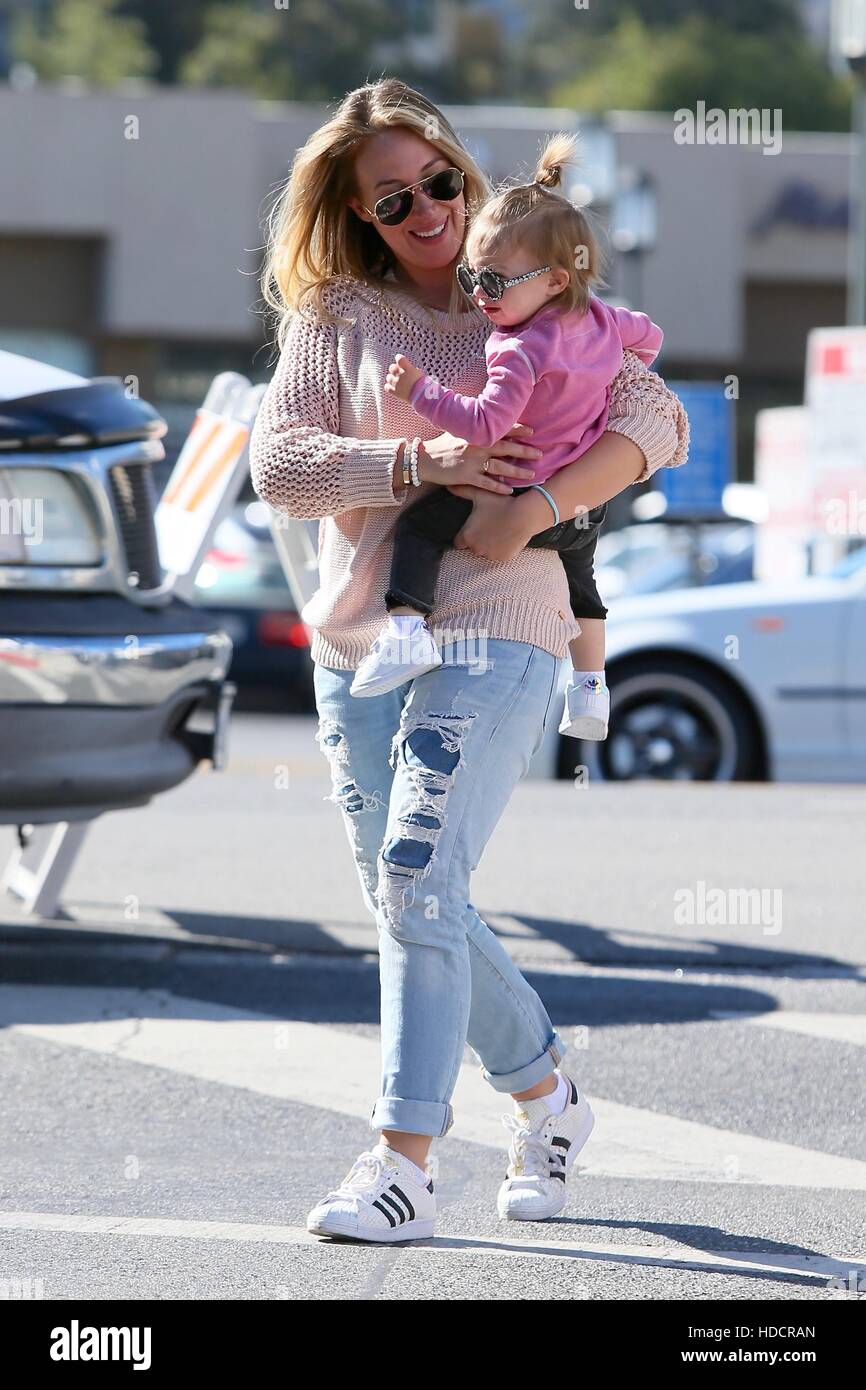Haylie Duff with her daughter and partner, Matt Rosenberg, with former brother-in-law Mike Comrie and son Luca at the Studio City Farmers' Market in Los Angeles, California.  Featuring: Haylie Duff Where: Los Angeles, California, United States When: 25 Se Stock Photo