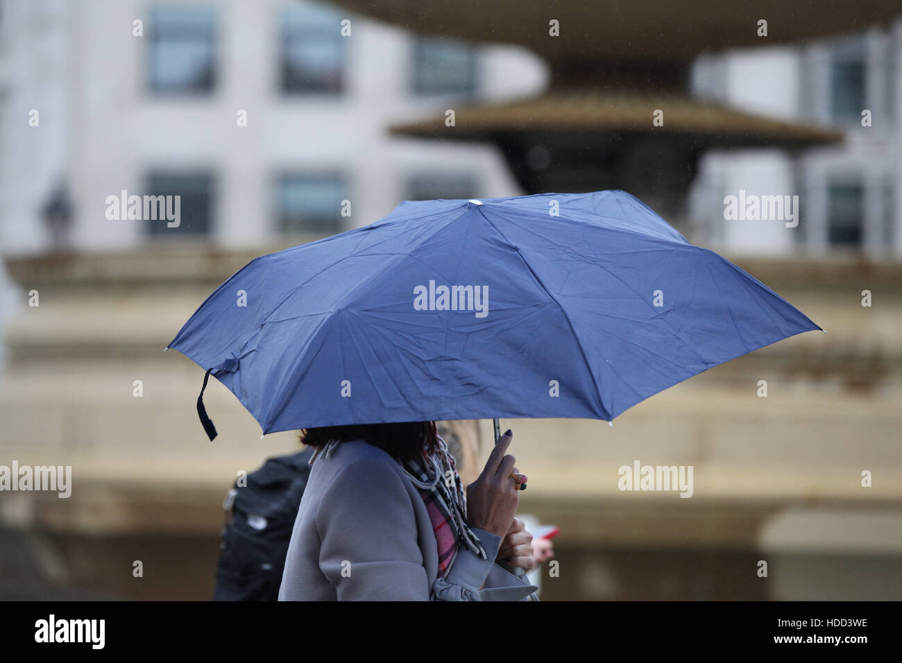 People in heavy rain and windy conditions in Trafalgar Square, London  Featuring: Atmosphere Where: London, United Kingdom When: 29 Sep 2016 Stock Photo